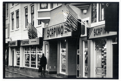 402099 Gezicht op de winkelpui van kledingwinkel Scapino (Oudegracht 83) te Utrecht.